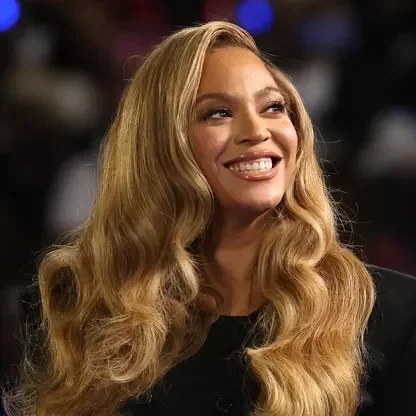 Beyoncé with face shape annotations showing oval proportions